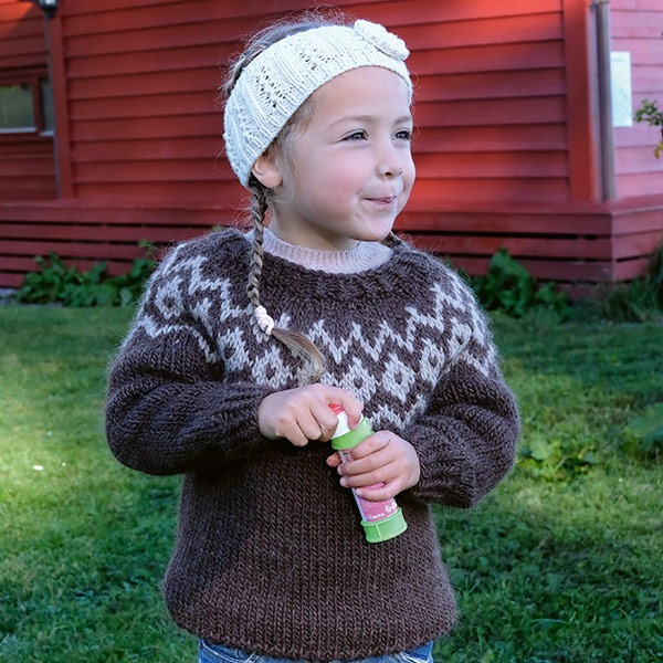 Stickad tröja Vinterlek - garnpaket från Bluum i Møy