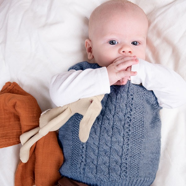 Stickad väst Fläta - garnpaket i Bluum Pure Eco Baby Wool